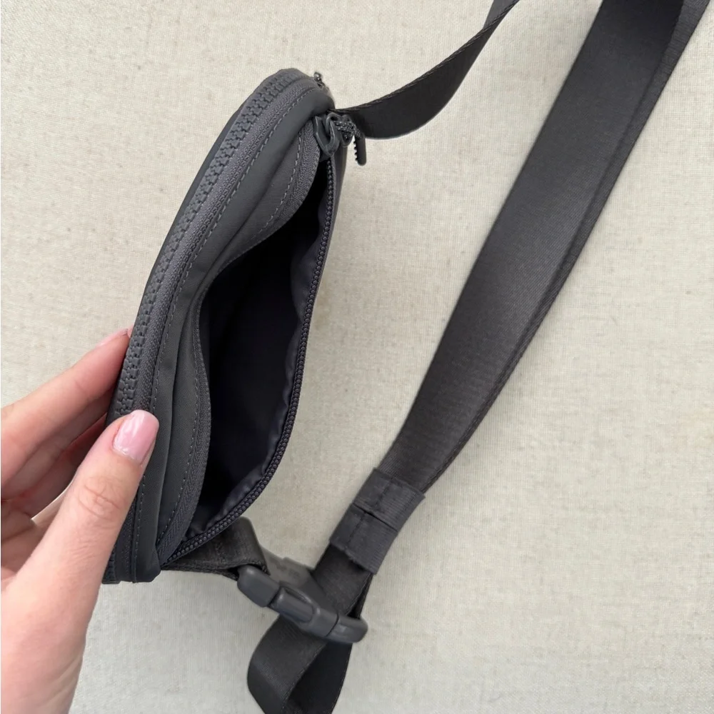 lululemon everywhere belt bag charcoal color - Picture 4 of 6